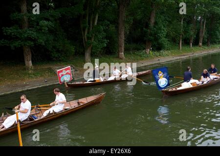 Shepperton, Surrey, UK. 20. Juli 2015. Die jährlichen Volkszählung Schwan auf der Themse "Swan Upping" begann heute ausgehend von Sunbury. Das Ereignis stammt aus dem 12. Jahrhundert, als die Krone an alle Höckerschwäne (damals eine wichtige Nahrungsquelle für Bankette und feste) behauptete. Die Königin Swan Marker und die begleitenden Swan Oberteil Winzer und Färber Livery Companies Verwendung 6 traditionelle Themse Rudern Ruderboote in die Reise stromaufwärts Credit: Emma Durnford / Alamy Live News Stockfoto