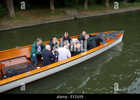 Shepperton, Surrey, UK. 20. Juli 2015. Die jährlichen Volkszählung Schwan auf der Themse "Swan Upping" begann heute ausgehend von Sunbury. Das Ereignis stammt aus dem 12. Jahrhundert, als die Krone an alle Höckerschwäne (damals eine wichtige Nahrungsquelle für Bankette und feste) behauptete. Die Königin Swan Marker und die begleitenden Swan Oberteil Winzer und Färber Livery Companies Verwendung 6 traditionelle Themse Rudern Ruderboote in die Reise stromaufwärts Credit: Emma Durnford / Alamy Live News Stockfoto