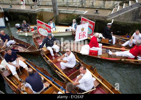 Shepperton, Surrey, UK. 20. Juli 2015. Die jährlichen Volkszählung Schwan auf der Themse "Swan Upping" begann heute ausgehend von Sunbury. Das Ereignis stammt aus dem 12. Jahrhundert, als die Krone an alle Höckerschwäne (damals eine wichtige Nahrungsquelle für Bankette und feste) behauptete. Die Königin Swan Marker und die begleitenden Swan Oberteil Winzer und Färber Livery Companies Verwendung 6 traditionelle Themse Rudern Ruderboote in die Reise stromaufwärts Credit: Emma Durnford / Alamy Live News Stockfoto