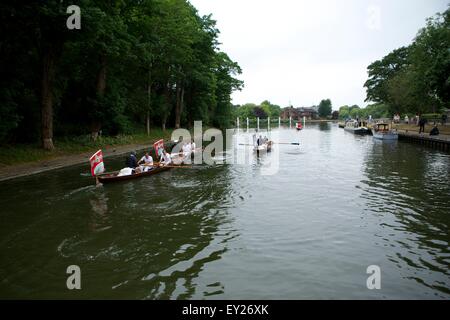 Shepperton, Surrey, UK. 20. Juli 2015. Die jährlichen Volkszählung Schwan auf der Themse "Swan Upping" begann heute ausgehend von Sunbury. Das Ereignis stammt aus dem 12. Jahrhundert, als die Krone an alle Höckerschwäne (damals eine wichtige Nahrungsquelle für Bankette und feste) behauptete. Die Königin Swan Marker und die begleitenden Swan Oberteil Winzer und Färber Livery Companies Verwendung 6 traditionelle Themse Rudern Ruderboote in die Reise stromaufwärts Credit: Emma Durnford / Alamy Live News Stockfoto