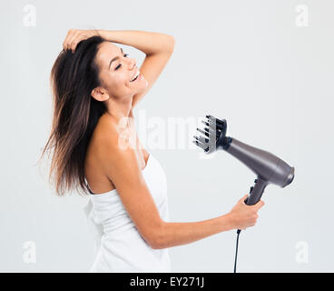 Stets gut gelaunte Frau Handtuch trocknen ihr Haar auf einem weißen Hintergrund isoliert Stockfoto