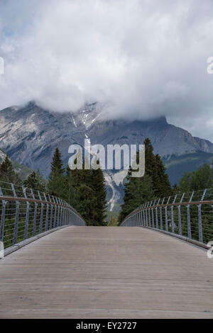 Dies ist eine der längsten Holzbrücken der Welt. Banff, Kanada Stockfoto