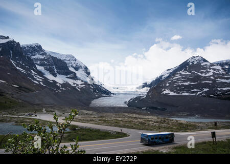 Ein Blick auf den Vorderrand des Athabasca Glacier vom Besucherzentrum gegenüber. Alberta, Kanada Stockfoto