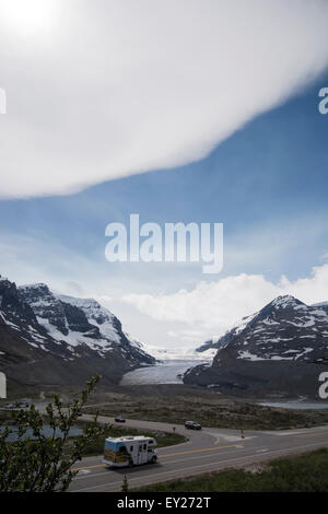 Ein Blick auf den Vorderrand des Athabasca Glacier vom Besucherzentrum gegenüber. Alberta, Kanada Stockfoto