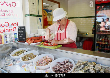 Frau an Schalentieren Kiosk am Brighton Seafront Vorbereitung frisch gekocht Hummer zum Verkauf UK Stockfoto