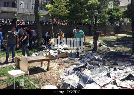 Ankara, Türkei. 20. Juli 2015. Dieser Greifer Bild aufgenommen am 20. Juli 2015 zeigt Rettungskräfte arbeiten auf der Werft von Amara Cultural Center in Suruc Bezirk von Şanlıurfa Provinz im Südosten der Türkei dem sich eine Explosion ereignet hat. Mindestens 10 Menschen getötet und mehr als 20 weitere verletzt in die gewaltige Explosion in der Nähe der Grenze zu Syrien am Montag, berichteten lokale Medien. Bildnachweis: Xinhua/Alamy Live-Nachrichten Stockfoto