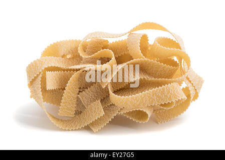 Pappardelle italienische Pasta isoliert auf weißem Hintergrund Stockfoto