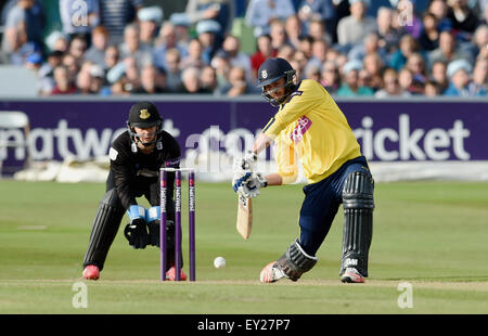 Hove UK beobachtet Freitag, 17. Juli 2015 - James Vince Wimper für Hampshire von Sussex Wicketkeeper Craig Cachopa während der NatWest T20 Explosion Kricket zu Hove County Ground zwischen Haien Sussex und Hampshire Foto genommen von Simon Dack anpassen Stockfoto