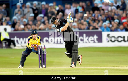 Hove UK Freitag, 17. Juli 2015 - Luke Wright von Sussex Wimper von Wicketkeeper Adam Wheater beobachtet, während die NatWest T20 Explosion Cricket-Match in Hove County Ground zwischen Haien Sussex und Hampshire Stockfoto