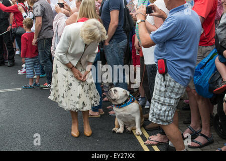 Padstow, Cornwall, UK. 20. Juli 2015. Der Herzog und die Herzogin von Cornwall ab ihren jährlichen Besuch in das Herzogtum in Padstow. Bildnachweis: Simon Maycock/Alamy Live-Nachrichten Stockfoto