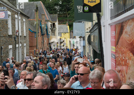 Padstow, Cornwall, UK. 20. Juli 2015. Der Herzog und die Herzogin von Cornwall ab ihren jährlichen Besuch in das Herzogtum in Padstow. Große Menschenmengen erwies sich um das Königspaar zu begrüßen. Bildnachweis: Simon Maycock/Alamy Live-Nachrichten Stockfoto