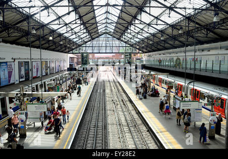 Auf der Suche nach unten die District Line Gleise am Earls Court Station Stockfoto