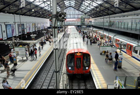 Auf der Suche nach unten die District Line Gleise am Earls Court Station Stockfoto