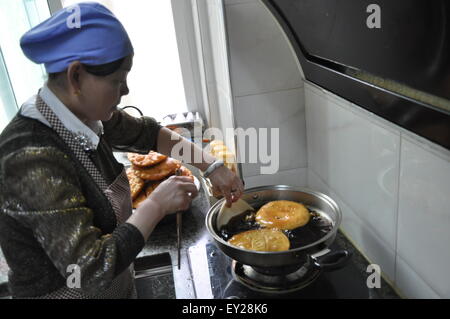 Yinchuan, Chinas autonomen Region Ningxia Hui. 17. Juli 2015. Eine muslimische Familie in Najiahu Dorf stellen traditionelle Öl gebraten Snacks, feiert das Eid al-Fitr Festival, das welches das Ende des islamischen Fastenmonats Ramadan, Yongning County von Yinchuan, Hauptstadt von Nordwesten Chinas autonomen Region Ningxia Hui, 17. Juli 2015 markiert. Das Najiahu Dorf ist ein Dorf mit einer Bevölkerung von 5.200, über 98 Prozent der Wen Hui-Muslime sind. © Jin Zhengfei/Xinhua/Alamy Live-Nachrichten Stockfoto