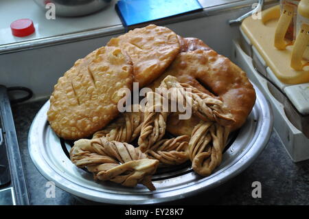 Yinchuan, Chinas autonomen Region Ningxia Hui. 17. Juli 2015. Eine muslimische Familie in Najiahu Dorf stellen traditionelle Öl gebraten Snacks, feiert das Eid al-Fitr Festival, das welches das Ende des islamischen Fastenmonats Ramadan, Yongning County von Yinchuan, Hauptstadt von Nordwesten Chinas autonomen Region Ningxia Hui, 17. Juli 2015 markiert. Das Najiahu Dorf ist ein Dorf mit einer Bevölkerung von 5.200, über 98 Prozent der Wen Hui-Muslime sind. © Jin Zhengfei/Xinhua/Alamy Live-Nachrichten Stockfoto