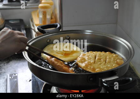 Yinchuan, Chinas autonomen Region Ningxia Hui. 17. Juli 2015. Eine muslimische Familie in Najiahu Dorf stellen traditionelle Öl gebraten Snacks, feiert das Eid al-Fitr Festival, das welches das Ende des islamischen Fastenmonats Ramadan, Yongning County von Yinchuan, Hauptstadt von Nordwesten Chinas autonomen Region Ningxia Hui, 17. Juli 2015 markiert. Das Najiahu Dorf ist ein Dorf mit einer Bevölkerung von 5.200, über 98 Prozent der Wen Hui-Muslime sind. © Jin Zhengfei/Xinhua/Alamy Live-Nachrichten Stockfoto