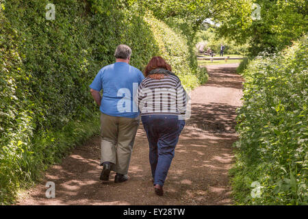 Übergewicht mittleren gealterten paar auf ein Land gehen. England, UK Stockfoto