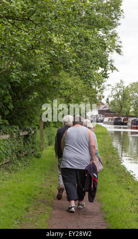 Mann übergewichtig mittleren Alters auf ein Land zu Fuß. England, UK Stockfoto