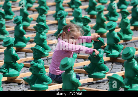 Schwerin, Deutschland. 20. Juli 2015. Ein kleines Mädchen schaut die Installation "Einheitsmaennchen" (wörtl. Einheit Männlein) durch Konzeptkünstlers Ottmar Hoerl in Schwerin, Deutschland, 20. Juli 2015. Mehr als 1.000 Plastikfiguren, die von der ehemaligen DDR "Ampelmaennchen" (wörtl. Ampel Männchen) inspiriert worden sein, wird ein Teil der bundesweiten Feierlichkeiten anlässlich des 25. Jahrestages der deutschen Wiedervereinigung sein. Foto: Bernd Wuestneck/Dpa/Alamy Live News Stockfoto