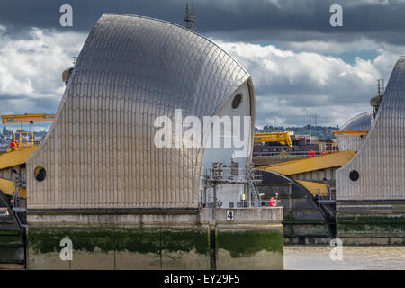 Nahaufnahme eines der Hochwasserschutztore der Themse Barrier, das die Hauptstadt vor Überschwemmungen aufgrund von Hochwasser und Sturmfluten schützt, London, Großbritannien Stockfoto