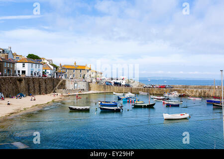 Der Hafen in Mousehole, Cornwall, England, UK Stockfoto