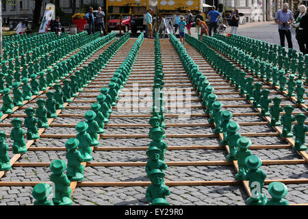 Schwerin, Deutschland. 20. Juli 2015. Die Installation "Einheitsmaennchen" (wörtl. Einheit Männlein) durch Konzeptkünstlers Ottmar Hoerl sieht in Schwerin, Deutschland, 20. Juli 2015. Mehr als 1.000 Plastikfiguren, die von der ehemaligen DDR "Ampelmaennchen" (wörtl. Ampel Männchen) inspiriert worden sein, wird ein Teil der bundesweiten Feierlichkeiten anlässlich des 25. Jahrestages der deutschen Wiedervereinigung sein. Foto: Bernd Wuestneck/Dpa/Alamy Live News Stockfoto