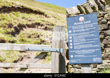 Zugang Land unterzeichnen auf der Grenze der offenen Landschaft ermöglicht Freiheit über Mauren auf Kinder Scout, Derbyshire, England, UK zu wechseln. Stockfoto