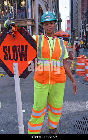 Eine weibliche afrikanische amerikanische Bauarbeiter auf einer Baustelle in Manhattan New York City Times Square Stockfoto