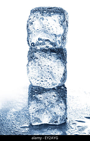 Eiswürfel mit Wasser Tropfen Nahaufnahme isoliert auf weißem Hintergrund Stockfoto