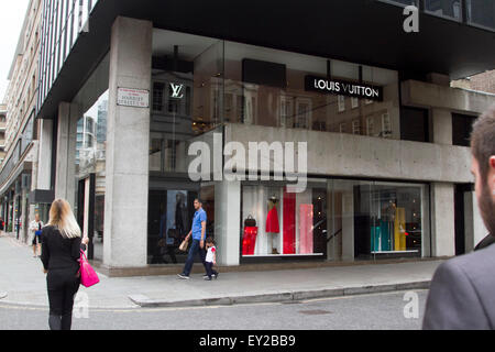 Knightsbridge, London, UK. 20. Juli 2015. Der Luxus, die Louis Vuitton Store an der Sloane Street im modischen Stadtteil Knightsbridge über Nacht durch Razzia wurde Diebe Credit: Amer Ghazzal/Alamy Live-Nachrichten Stockfoto