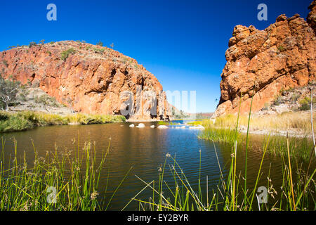 Eine Ansicht von Glen Helen Gorge an einem klaren Wintertag im Northern Territory, Australien Stockfoto