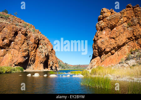 Eine Ansicht von Glen Helen Gorge an einem klaren Wintertag im Northern Territory, Australien Stockfoto