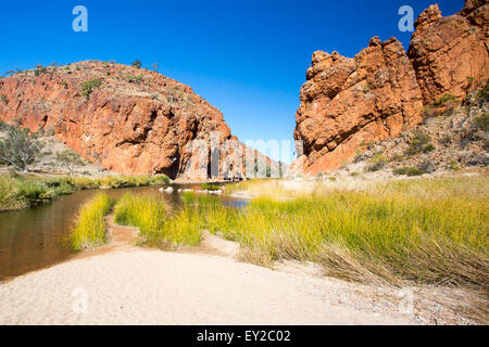 Eine Ansicht von Glen Helen Gorge an einem klaren Wintertag im Northern Territory, Australien Stockfoto