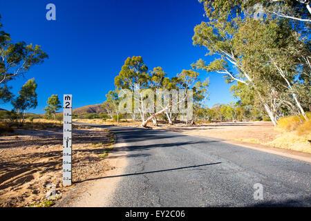 Eine Periode der Dürre führte zu diesem ausgetrocknetes Flussbett im Creek in der Nähe von Ormiston Gorge, Northern Territory, Australien Stockfoto