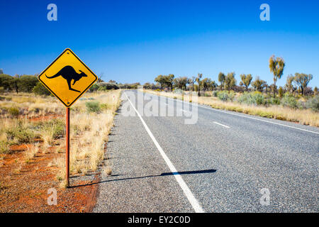 Eine ikonische Straße Warnzeichen für Kängurus in der Nähe von Uluru im Northern Territory, Australien Stockfoto