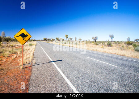 Eine ikonische Straße Warnzeichen für Kängurus in der Nähe von Uluru im Northern Territory, Australien Stockfoto