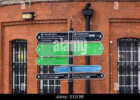 Wegweiser für Thames Path und Hauptstadt Ring Stockfoto