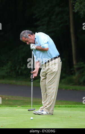 Wentworth, Surrey, UK. 20. Juli 2015. Ryder-Cup-Kapitän 2002, Sam Torrance nutzt seinen Lieblings Besen Griff Putter für eines der letzten Male, bevor sie durch neue Geräte Regeln in 2016 Regeln, während die Berenberg Gary Player Invitational Credit verboten sind: Motofoto/Alamy Live News Stockfoto