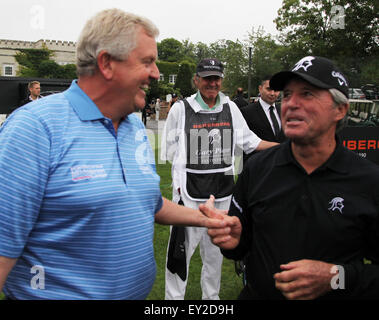 Wentworth, Surrey, UK. 20. Juli 2015. Ryder Cup Held und drei Senior-große Gewinner, Colin Montgomerie teilt einen willkommen Witz mit Host Gary Player während der Berenberg Gary Player Invitational Kredit: Motofoto/Alamy Live News Stockfoto