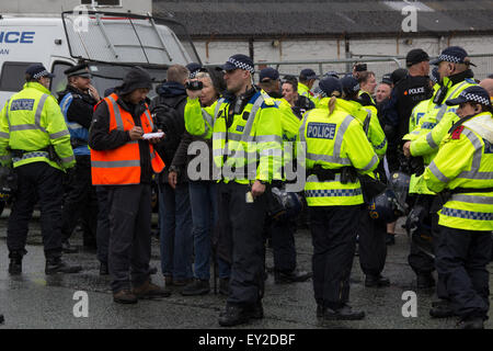 Polizei Dreharbeiten Ärger Entscheidungsträger auf einer jüngsten nationalen front Kundgebung in Bolton, mit anderen Polizisten, die Erhaltung des Friedens. Stockfoto