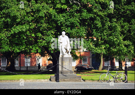 Eine Statue von George Salmon Propst des Trinity College in Dublin von 1888 bis zu seinem Tod im Jahre 1904. Stockfoto