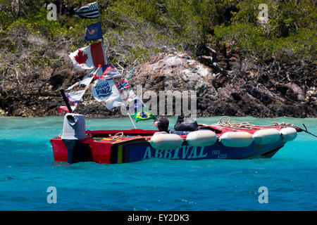 Ein Momente Frieden! Wasser Taxi Pilot entspannend in seinem Boot, festgemacht an der Baradal Marine Nature Reserve, die Grenadinen, Karibik. Stockfoto