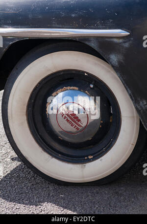 Reflexionen im alten 1948 Plymouth Coupe Rad an Oldtimer Veranstaltung am Poole Quay, Dorset, Großbritannien im Juli Stockfoto
