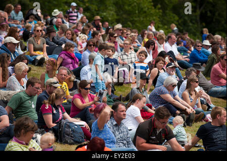 Llanelwedd, Powys, UK. 20. Juli 2015. Nach einem feuchten Start kommt die Sonne heraus, am ersten Tag der Show. Die Royal Welsh Show wird als der größte & renommiertesten Veranstaltung ihrer Art in Europa gefeiert. Mehr als 200.000 Besucher erwartet diese Woche über die viertägige Show Zeitraum - 2014 sahen 237.694 Besucher, 1.033 Alpakas & ein Datensatz 7.959 Vieh Aussteller. Die erste show jemals war bei Aberystwyth in 1904 und zog 442 Vieh Einträge. Bildnachweis: Graham M. Lawrence/Alamy Live-Nachrichten. Stockfoto