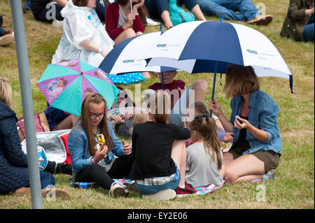 Llanelwedd, Powys, UK. 20. Juli 2015. Nach einem feuchten Start kommt die Sonne heraus, am ersten Tag der Show. Die Royal Welsh Show wird als der größte & renommiertesten Veranstaltung ihrer Art in Europa gefeiert. Mehr als 200.000 Besucher erwartet diese Woche über die viertägige Show Zeitraum - 2014 sahen 237.694 Besucher, 1.033 Alpakas & ein Datensatz 7.959 Vieh Aussteller. Die erste show jemals war bei Aberystwyth in 1904 und zog 442 Vieh Einträge. Bildnachweis: Graham M. Lawrence/Alamy Live-Nachrichten. Stockfoto