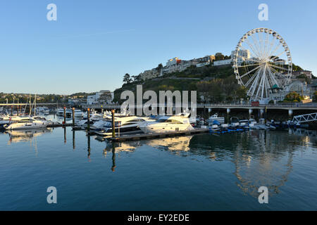 Torquay Hafen bei Sonnenaufgang mit Booten einem Steg Brücke und Riesenrad Juni 2015 Devon uk Stockfoto