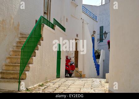 Eine rote vespa in Ostuni, Apulien, Italien Stockfoto
