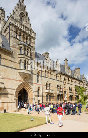 Touristen, die Schlange, um Christus Kirche Collage, Oxford, England, Großbritannien Stockfoto