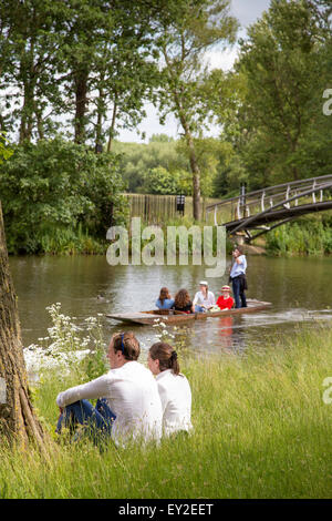 Junge Menschen genießen täglich Bootsfahrten auf der dem Fluss Cherwell in Oxford, Oxfordshire, England, UK Stockfoto