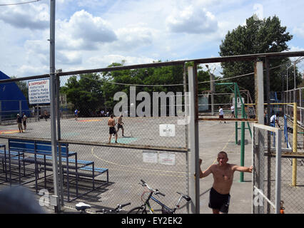 Rostow am Don, Russland. 14. Juli 2015. Junge Männer spielen Fußball in Rostow am Don, Russland, 14. Juli 2015. Die Stadt dient als Austragungsort für die Fußballweltmeisterschaft 2018. Foto: Marcus Brandt/Dpa/Alamy Live News Stockfoto